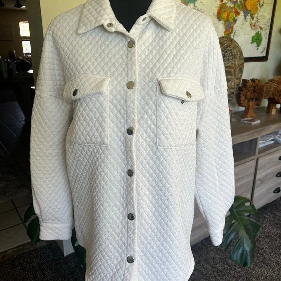 SHEIN Quilted button up top - Picture 1 of 6
